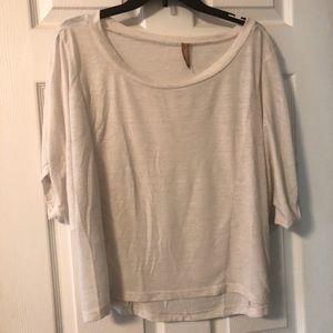 Women’ open neck, flowy tee.
